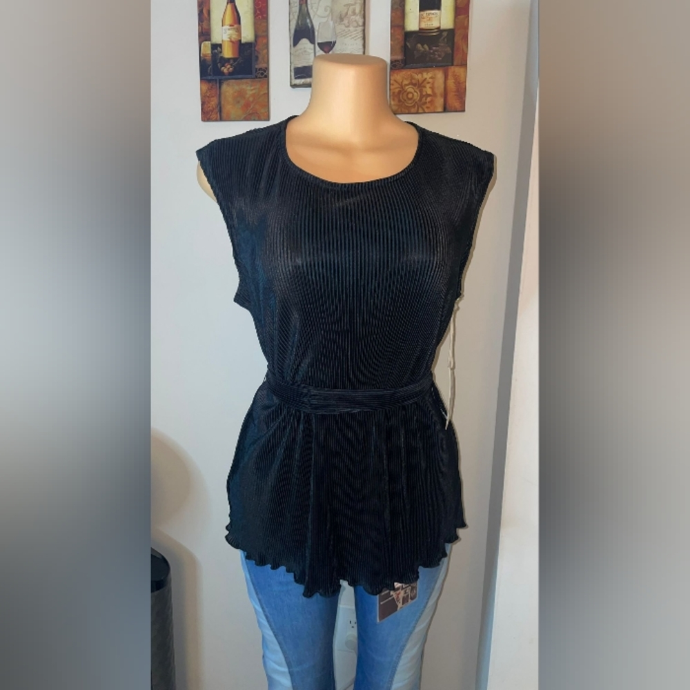 NWT TOP SLEEVELESS BLACK SIZE L